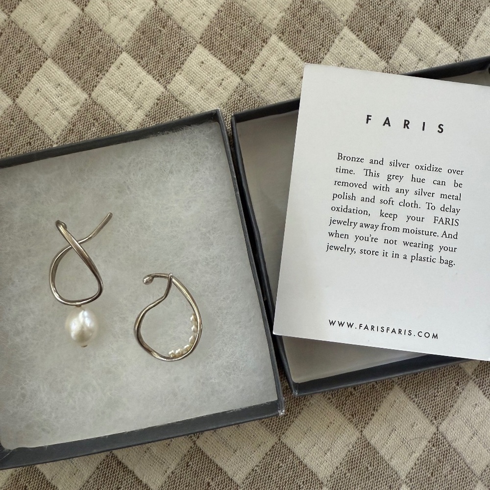 Faris Silver Vinea Hang Perla Earrings